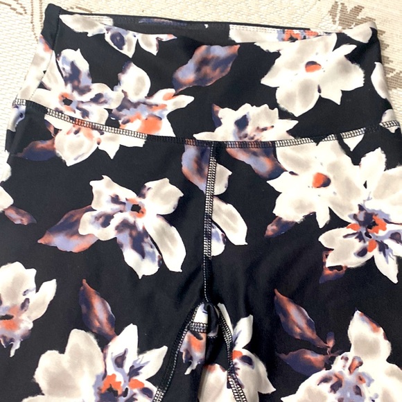 Zobha high waist leggings in floral pattern - Picture 3 of 5